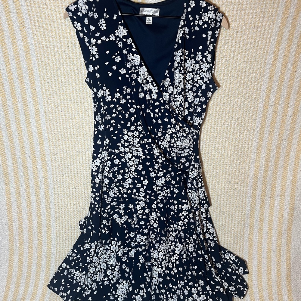 Signature by Robbie Bee Floral Faux Wrap Dress in Navy and White. Size Petite L - Picture 7 of 7